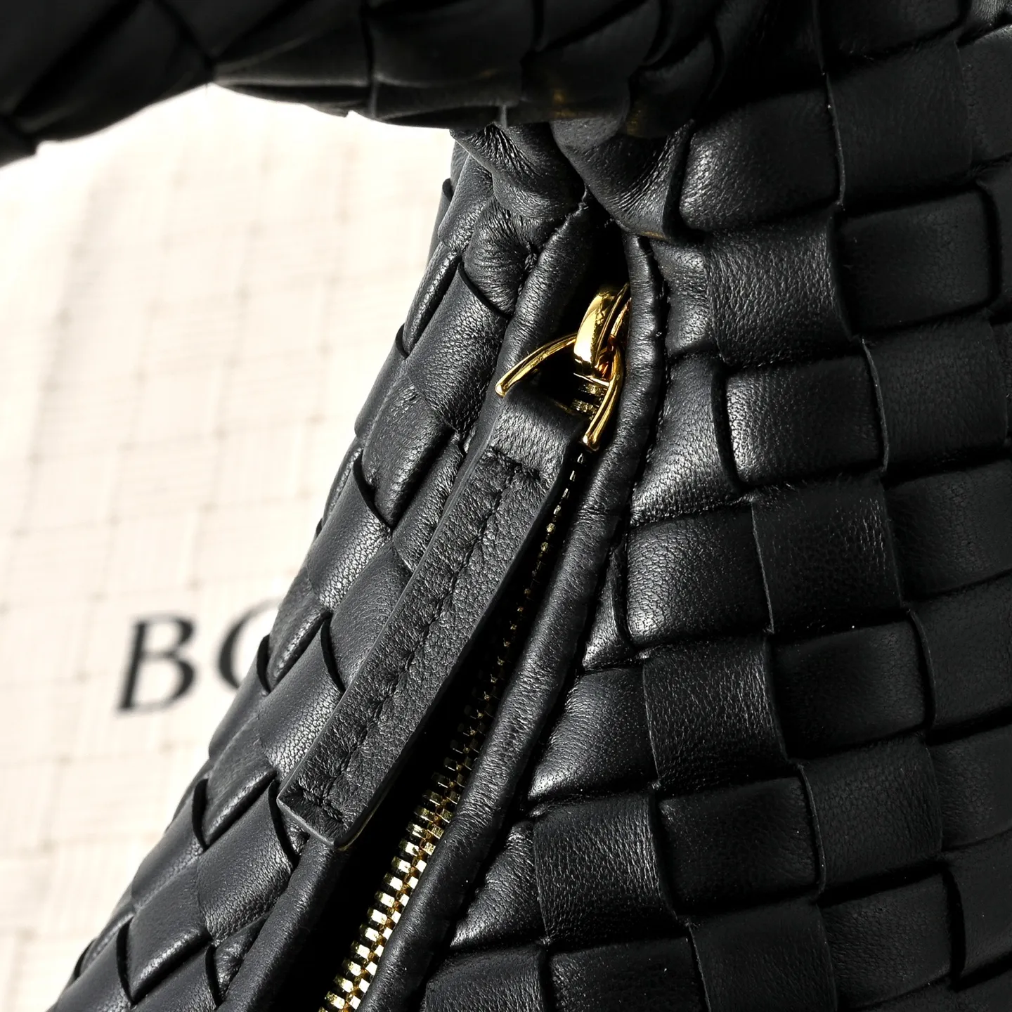 Batch 1720 #BV New Veneta handbag ✨ The "ceiling of texture" bag in the woven bag world, so high-end that you can't help but look at it more ~ 🥰 Made of Nappa lambskin lntrecciato quilted weaving process ~ The texture is particularly stunning, soft but not collapsed, tough but not hard 🌟The bag body and handle are integrated and can be carried on the shoulder or by hand. It has just the right sense of laziness and casualness 🎈The capacity meets all the needs of commuting Just pull the zipper and pack up your own little world, feeling very at ease💚Veneta is a work that speaks for itself with texture🎀 Model: 6736 Size: 35x21x5